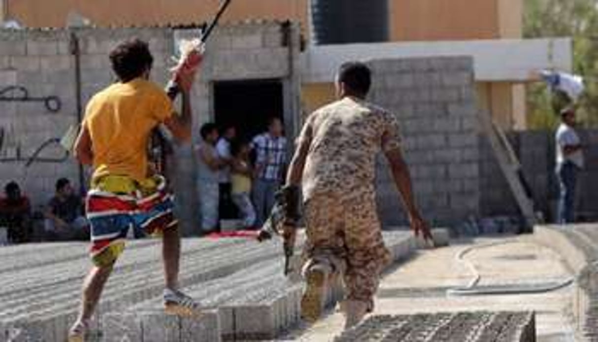 Le 8 juin 2013, à Benghazi, lors d’affrontements entre une milice et des manifestants. © Abdullah Doma/AFP