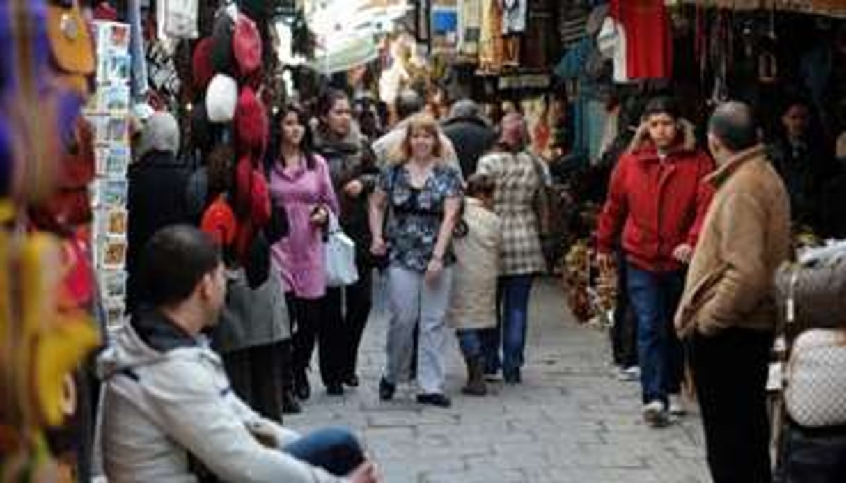 Des touristes dans la medina de Tunis. © Fethi Belaid/AFP