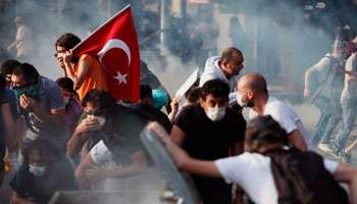 Affrontements entre jeunes manifestants et forces de sécurités, à Ankara, le 2 juin. © BUHRAN OZBILIC/AP/SIPA