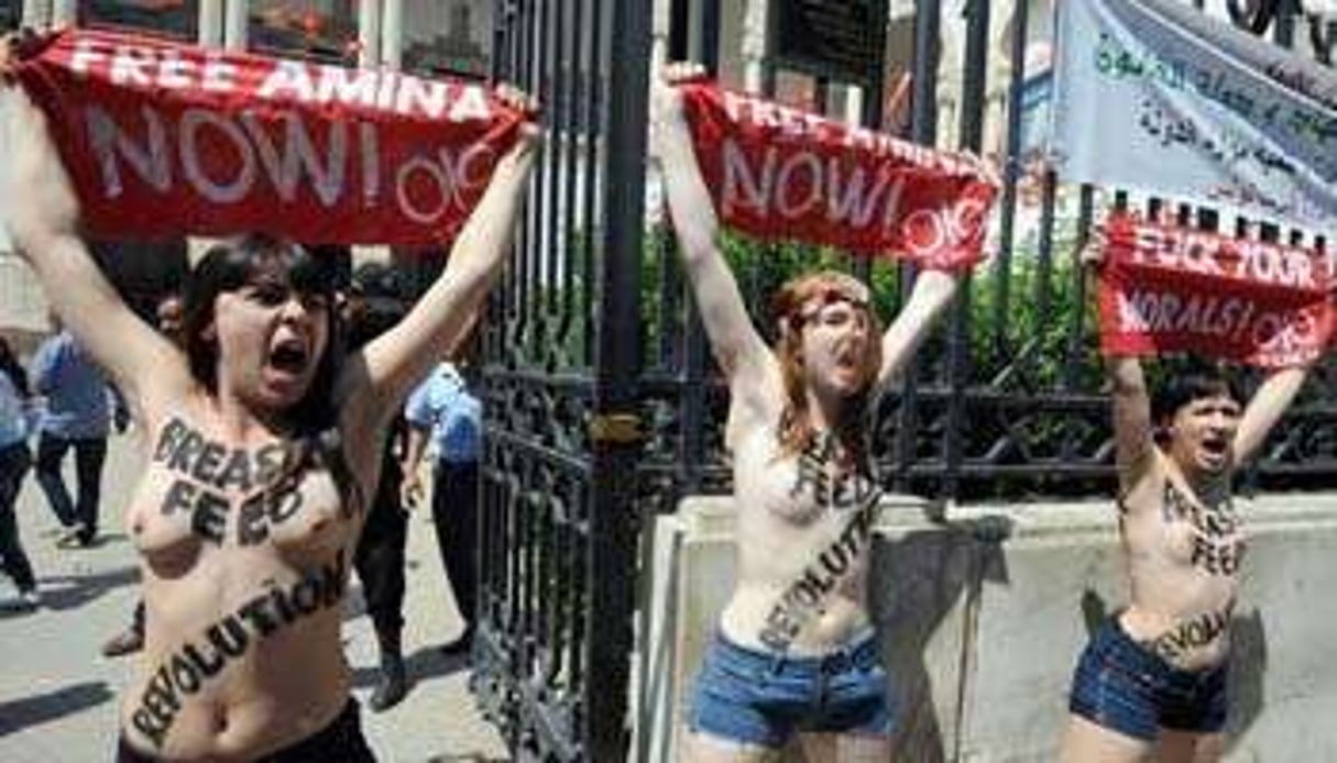 L’action seins nus des trois Femen, le 29 mai 2013. © Fethi Belaid/AFP