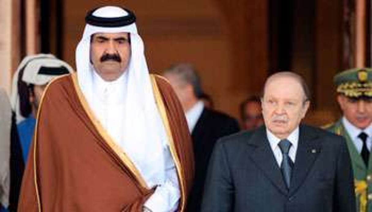 L’émir du Qatar Hamad Ibn Khalifa Al Thani avec l’Algérien Abdelaziz Bouteflika. © Farouk Batiche/AFP