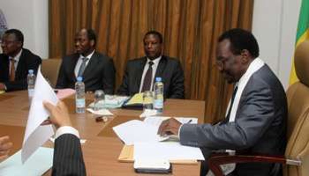 Dioncounda Traoré et Pierre Buyoya (2e à dr.) à une réunion de médiation à Bamako, le 12 juin. © Ahmed Ouoba/AFP