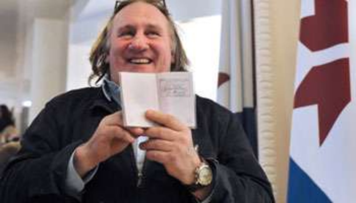 Gérard Depardieu exhibe son passeport russe. © AFP