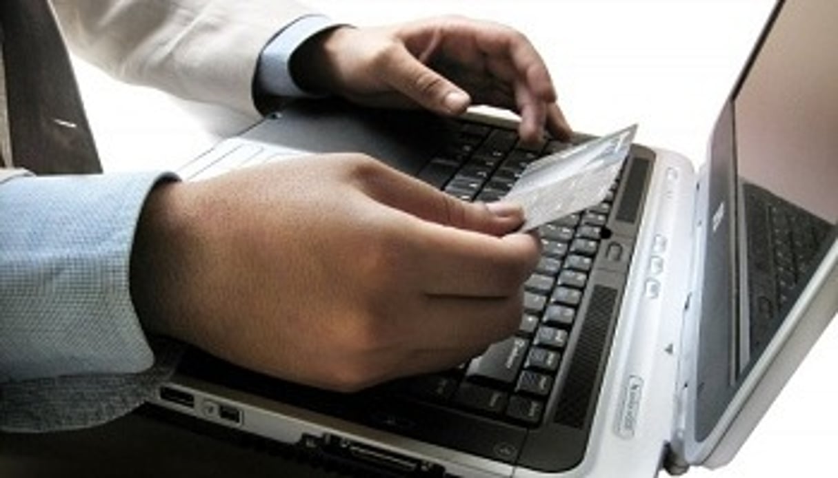 Un internaute voulant utiliser sa carte bancaire en ligne (photo d’illustration). © DR