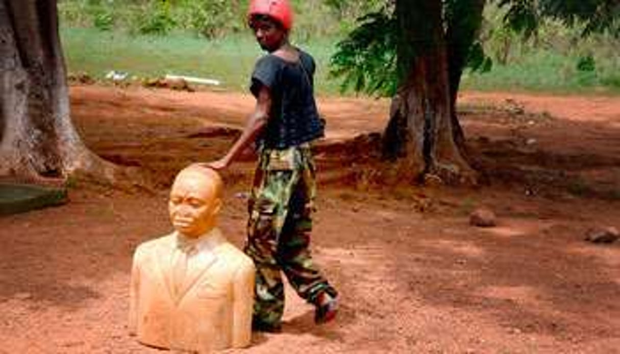 Buste abandonné du président déchu, à Bossembélé. © AFP