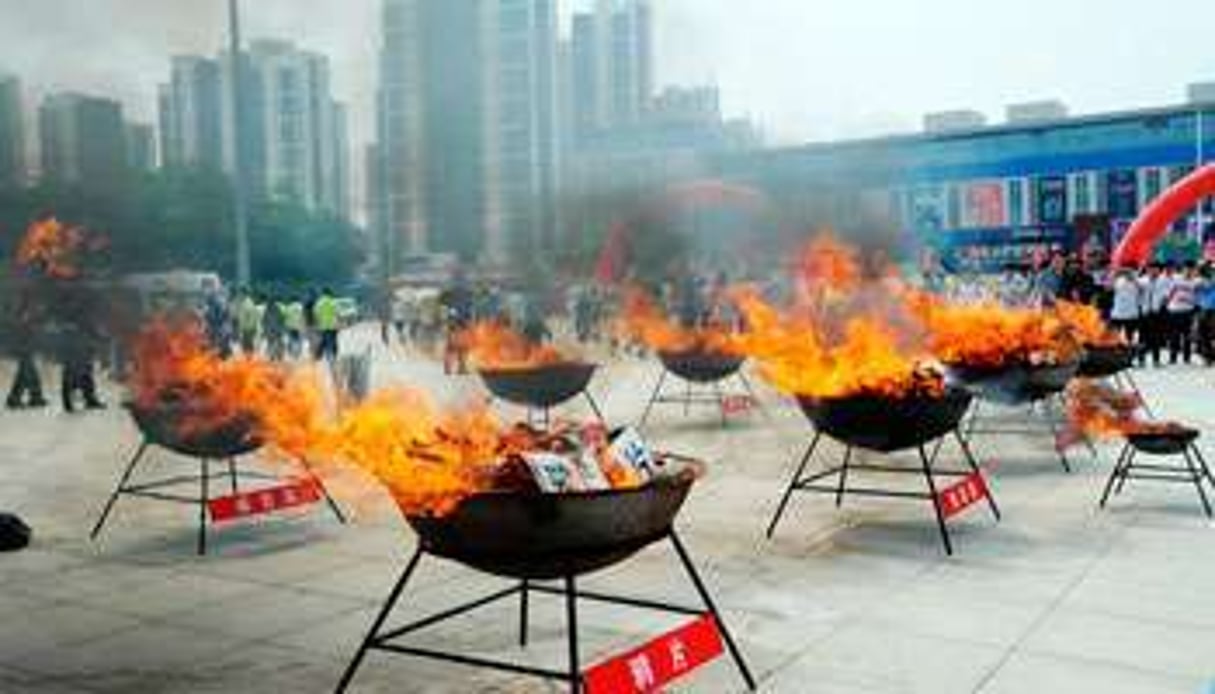 Incinération de sachets de bingdu par la police, à Shenyang en 2012. © AFP