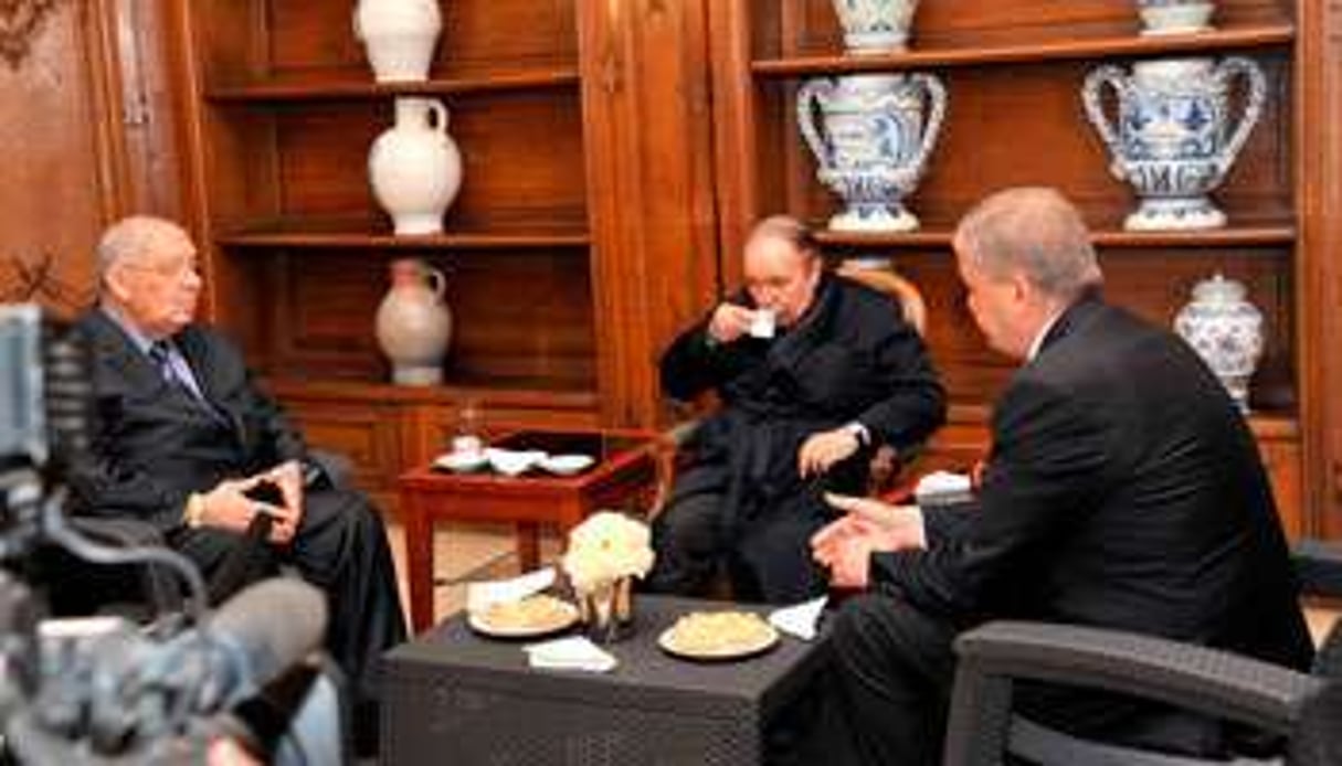 Abdelaziz Bouteflika avec Abdelmalek Sellal et Ahmed Gaïd Salah, le 11 juin à Paris. © APS