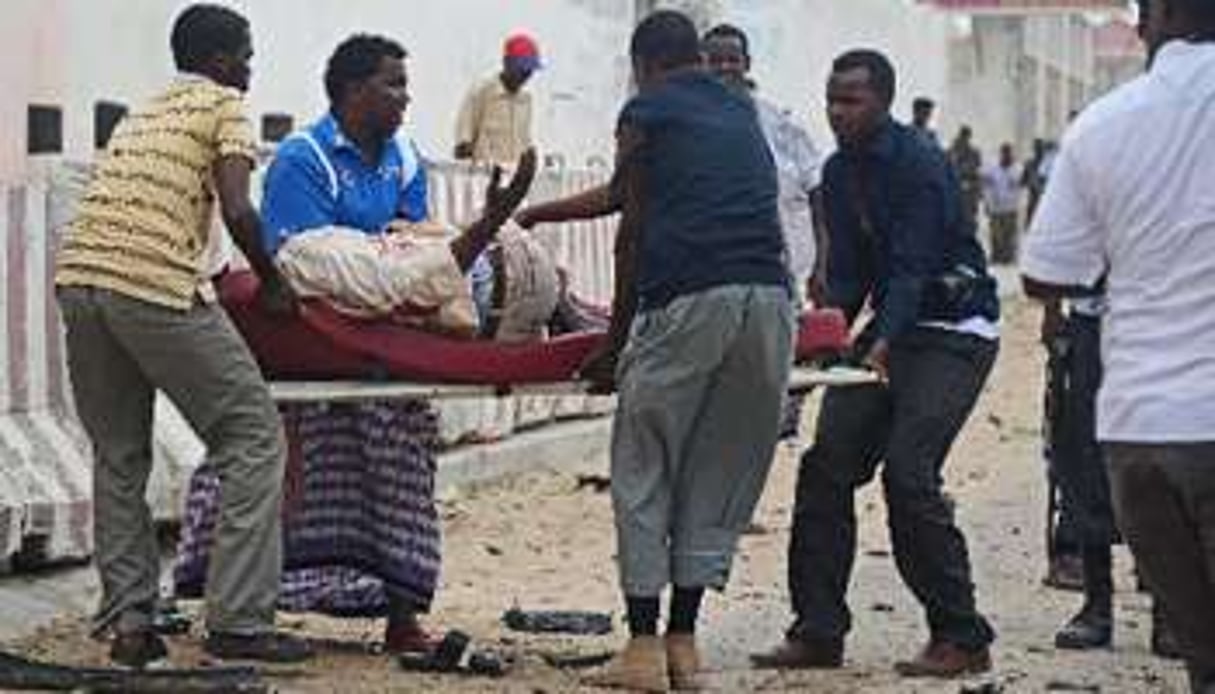 Une personne blessée après l’attaque du siège de l’ONU à Mogadiscio, le 19 juin 2013. © AFP