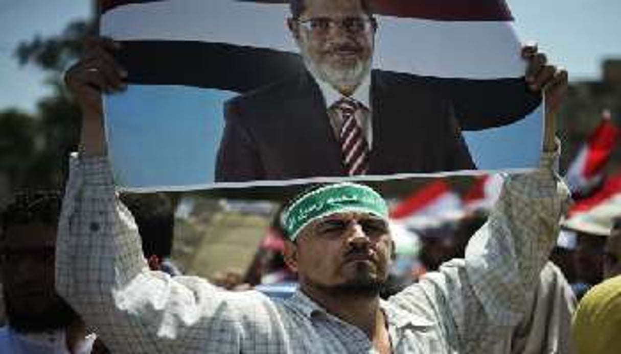 Un militant islamiste égyptien brandit un portrait du président Mohamed Morsi, le 21 juin 2013. © AFP