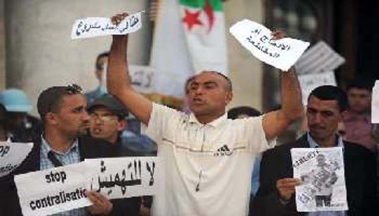 Des contractuels travaillant pour la fonction publique manifestent, le 29 avril 2012 à Alger. © AFP