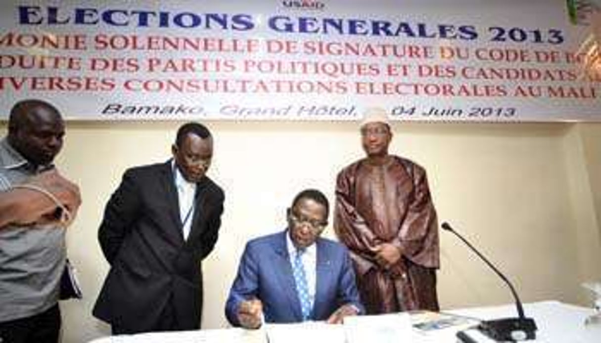 Les responsables des formations réunis à Bamako pour signer un code de bonne conduite. © Emmanuel Daou Bakary pour J.A
