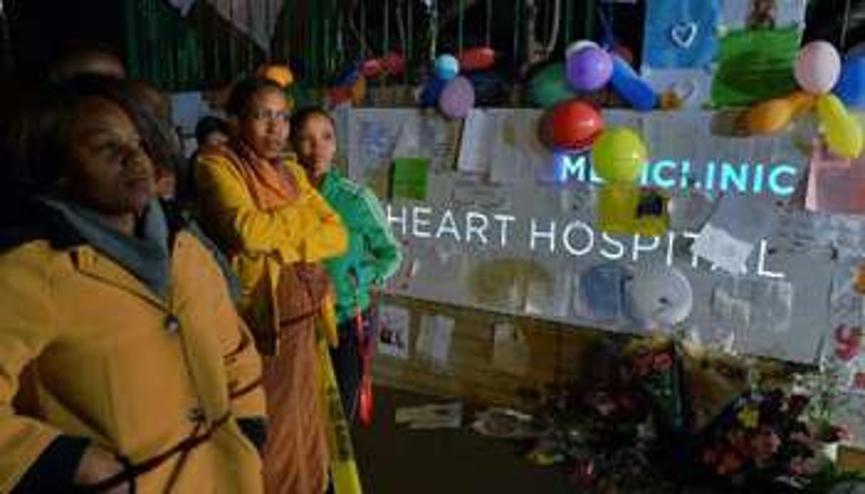 Des personnes sont rassemblées à l’extérieur de l’hôpital, le 24 juin 2013. © AFP