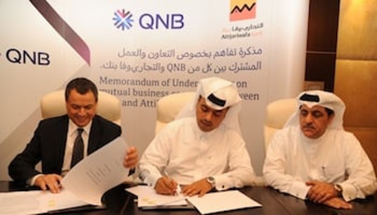Boubker Jai et Abdulla Mubarak Al-Khalifa, signent un accord stratégique à Doha.