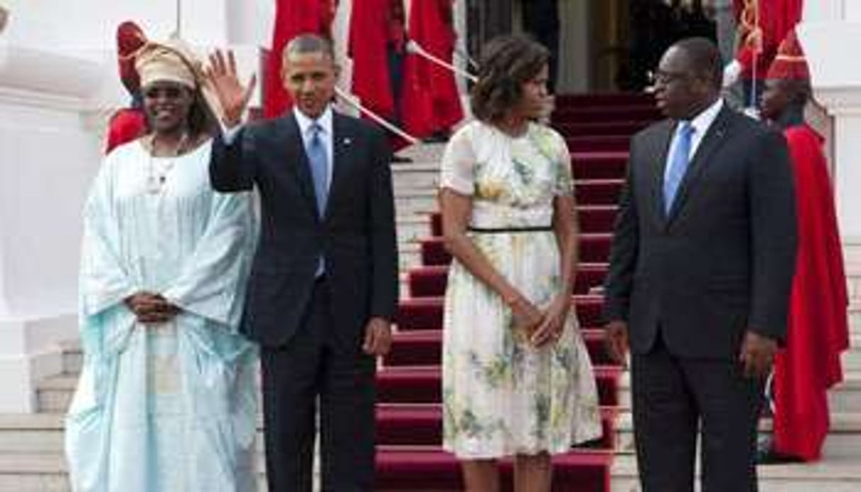 Le couple Obama (au centre) avec Macky Sall et son épouse. © AFP