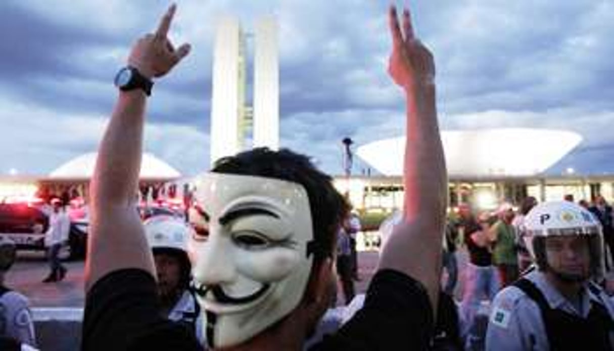 Manifestant narguant des policiers à Brasilia, le 17 juin. © Sipa