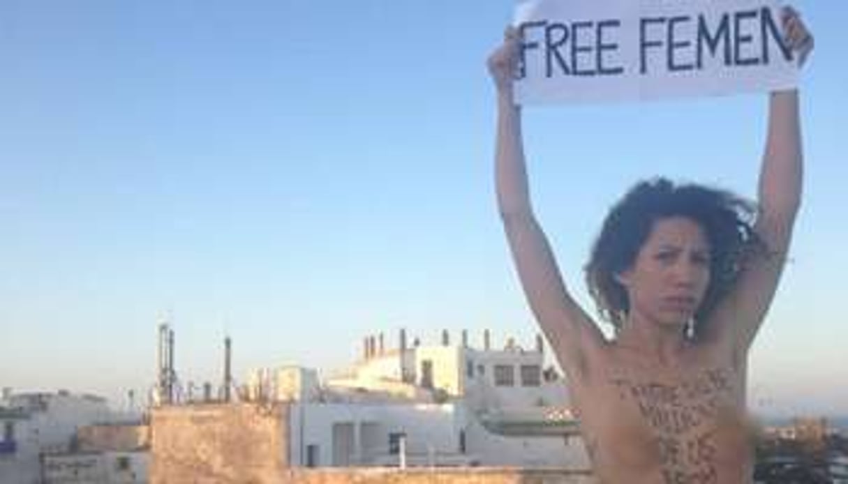 La militante affiche son soutien à Amina Sbouï, la Femen tunisienne emprisonnée depuis un mois. © DR