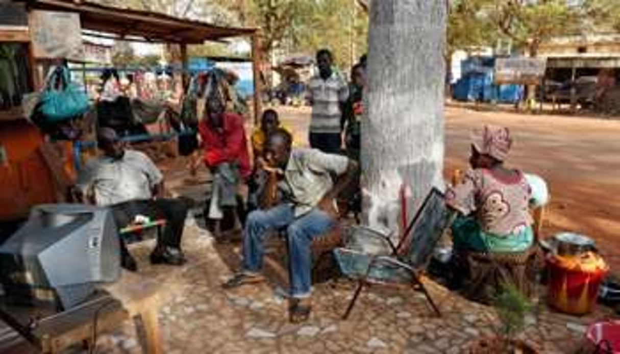 Des Maliens devant un poste de télévision, en janvier 2013 à Bamako. © AFP