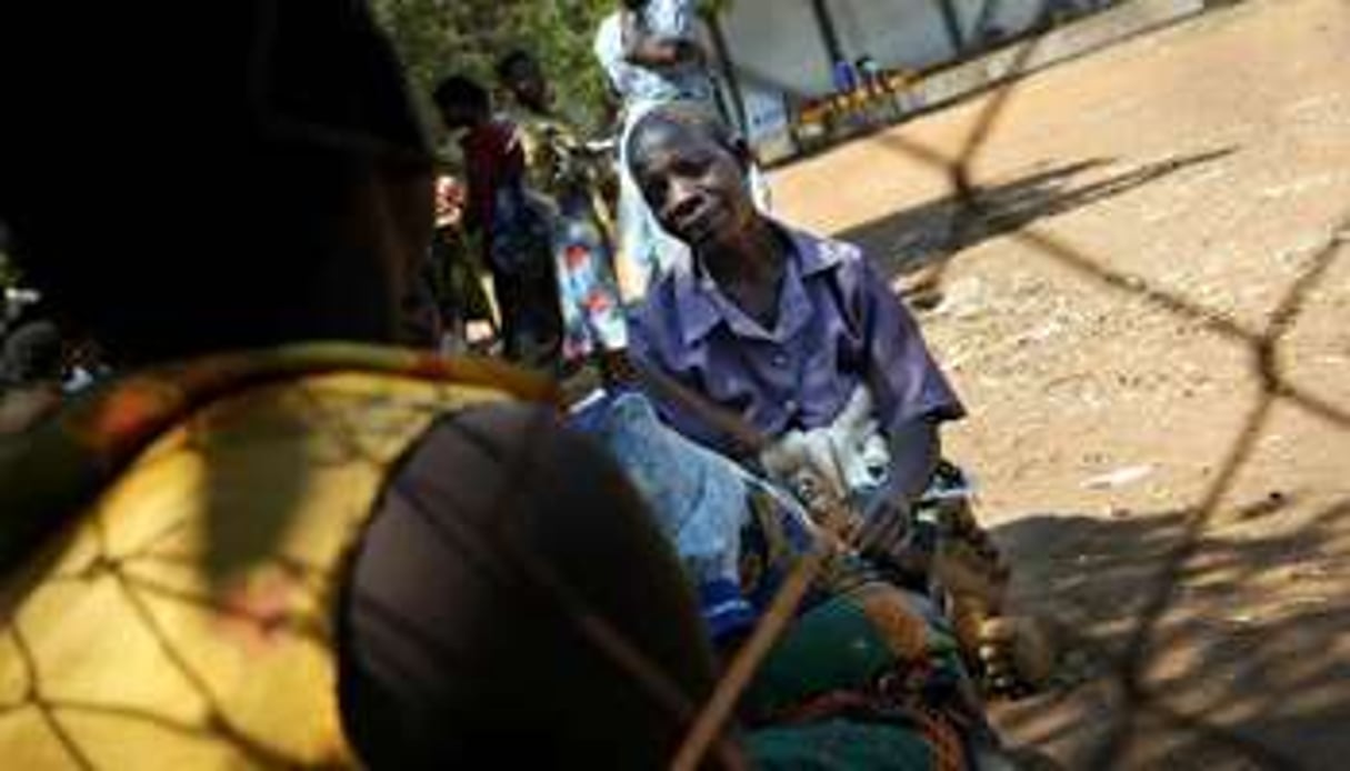 Une Malawite attend devant un établissement d’Oxfam en octobre 2005. © AFP