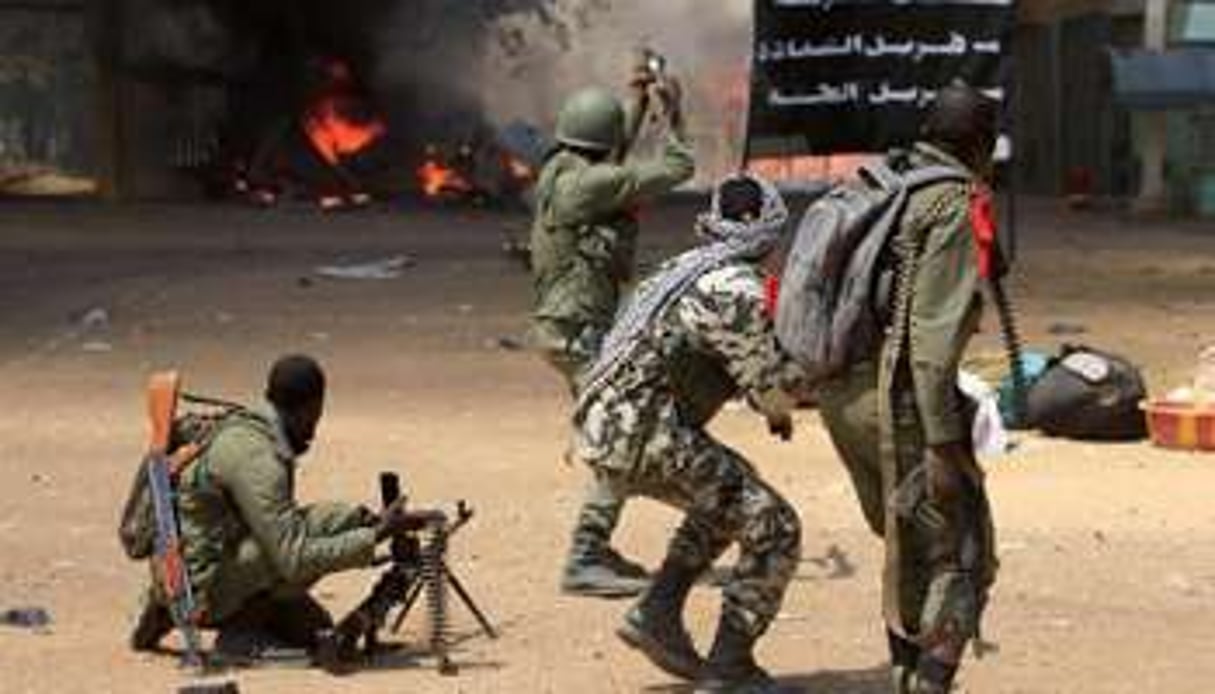 Des soldats maliens combattent les rebelles islamistes à Gao, le 21 février 2013. © AFP