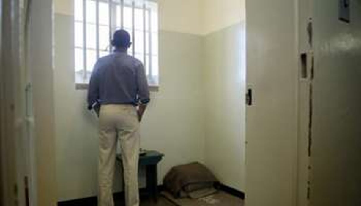Barack Obama dans la cellule où Nelson Mandela avait été emprisonné, à Robben Island. © AFP
