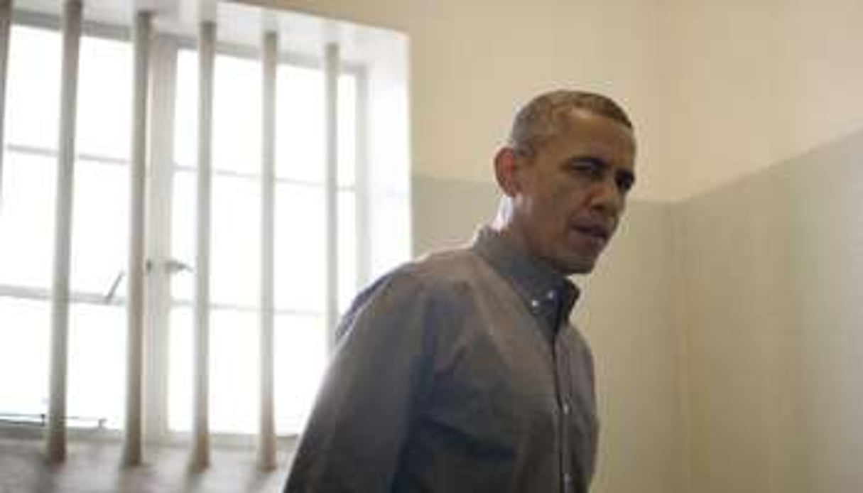 Barack Obama dans la celulle où Nelson Mandela avait été emprisonné, à Robben Island. © AFP