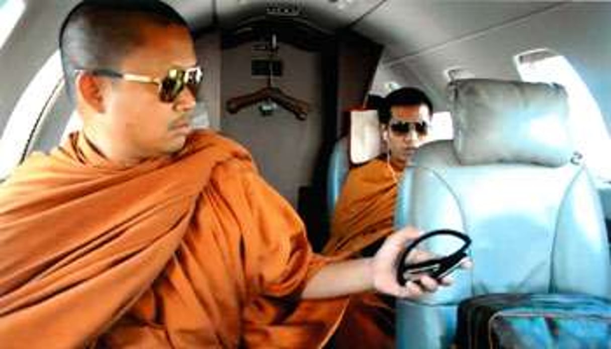 Le moine Luang Pu Nenkham, son avion, son Vuitton, ses Ray-Ban… © DR