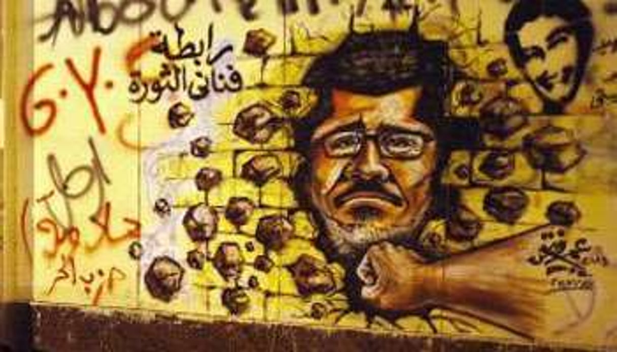Graffiti dans les rues du Caire, le président frappé par un coup de poing. © AFP.