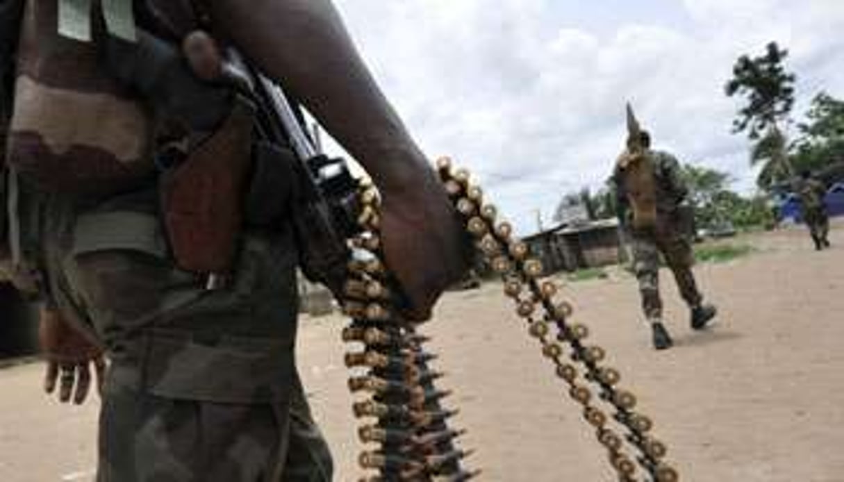 Des hommes armés lors de l’attaque d’un poste de l’armée ivoirienne à Agbaou, fin 2012. © AFP