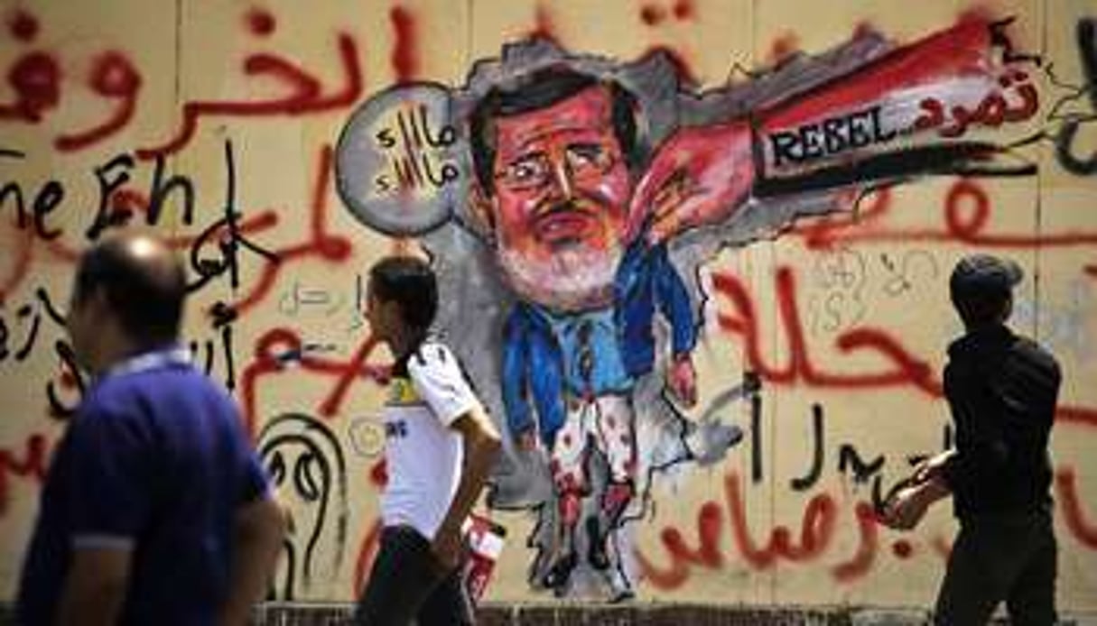 Les murs du palais présidentiel au Caire sont couverts de graffitis. © AFP