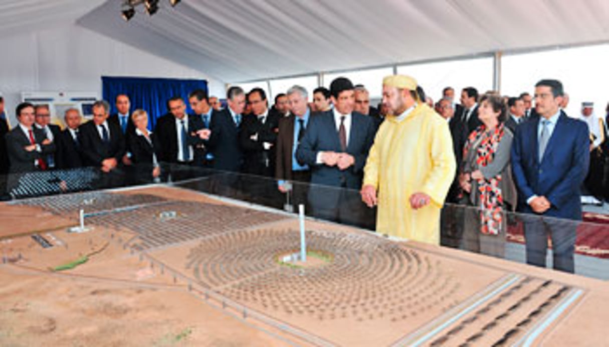 Mohammed VI lance les travaux de la centrale Noor, à Ouarzazate, dans le cadre du Plan solaire marocain (10 mai 2013). © MAP