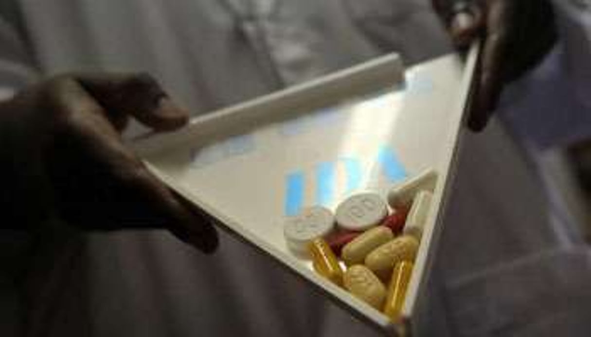 Un pharmacien montre des antirétroviraux, le 30 novembre 2006 à Seguku (Ouganda). © AFP