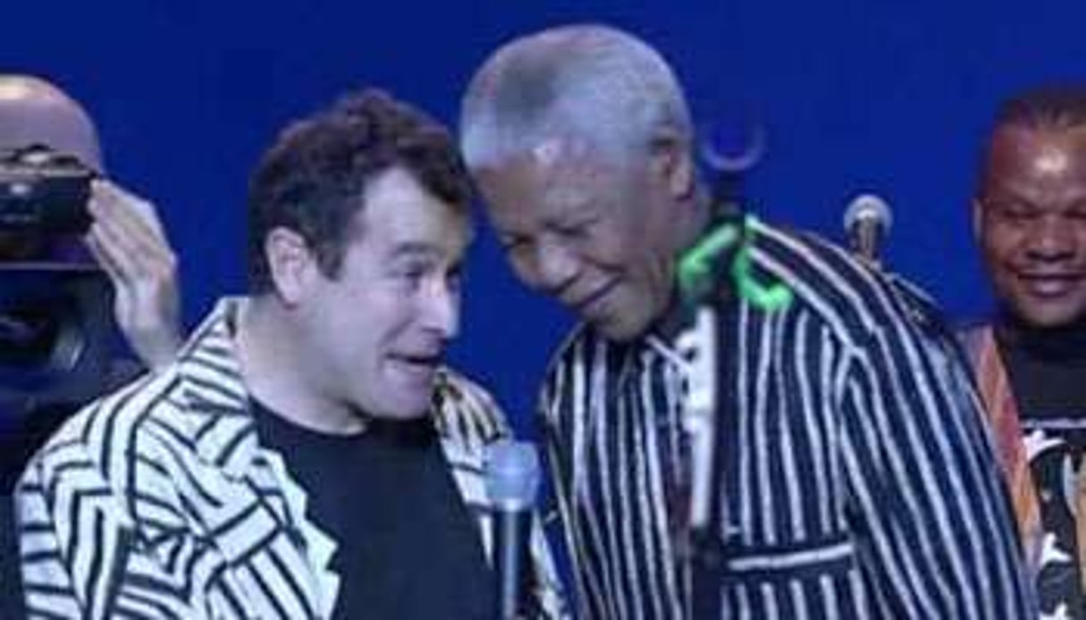 Nelson Mandela sur scène avec Johnny Clegg, en 1999. © Capture d’écran.