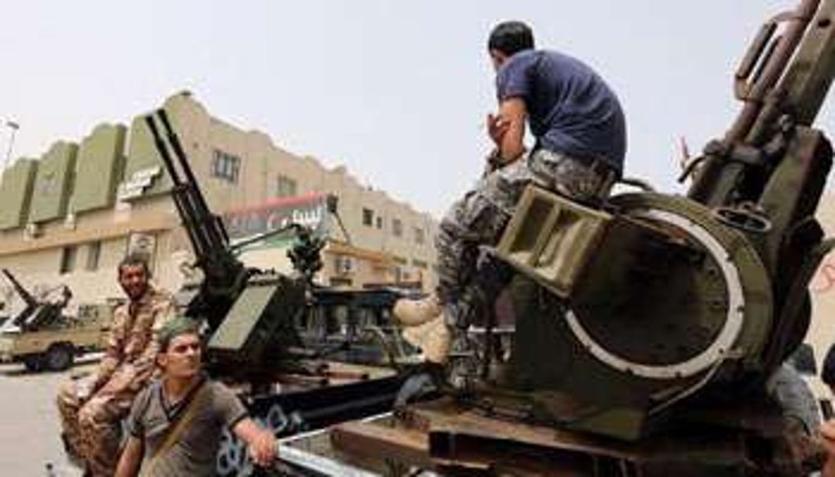 Des hommes en armes devant le ministère libyen de la Justice à Tripoli, le 30 avril 2013. © AFP