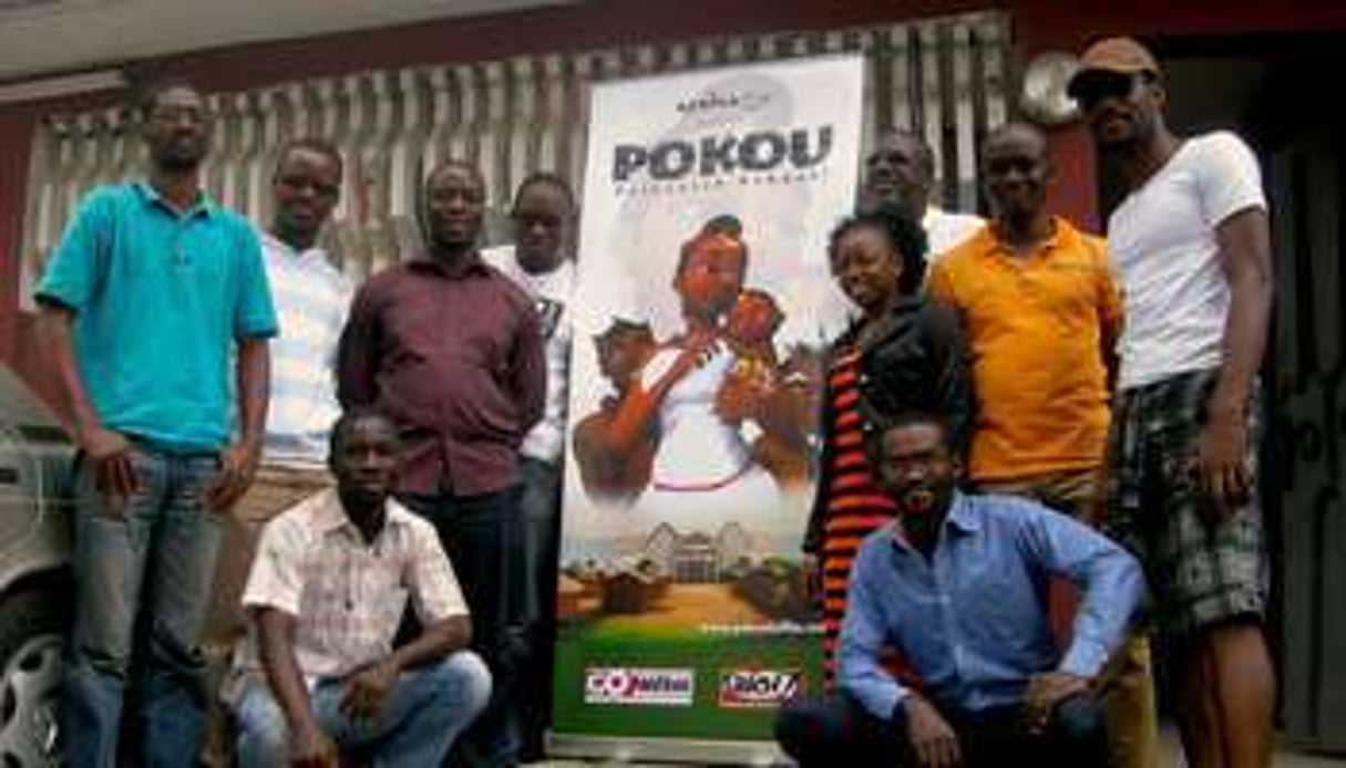 L’équipe du film devant l’affiche de « Pokou, princesse ashanti ». © Aurélie Fontaine, pour J.A.