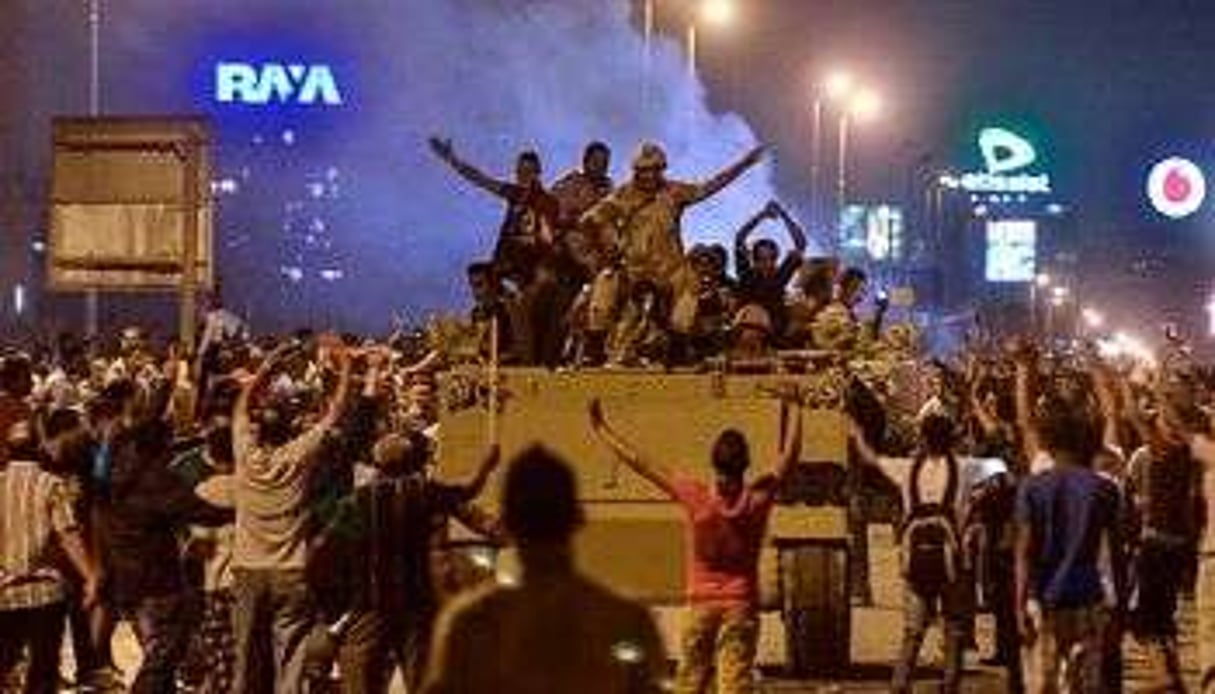 Les militaires acclamés par des manifestants le 5 juillet 2013 près de la place Tahrir au Caire. © AFP