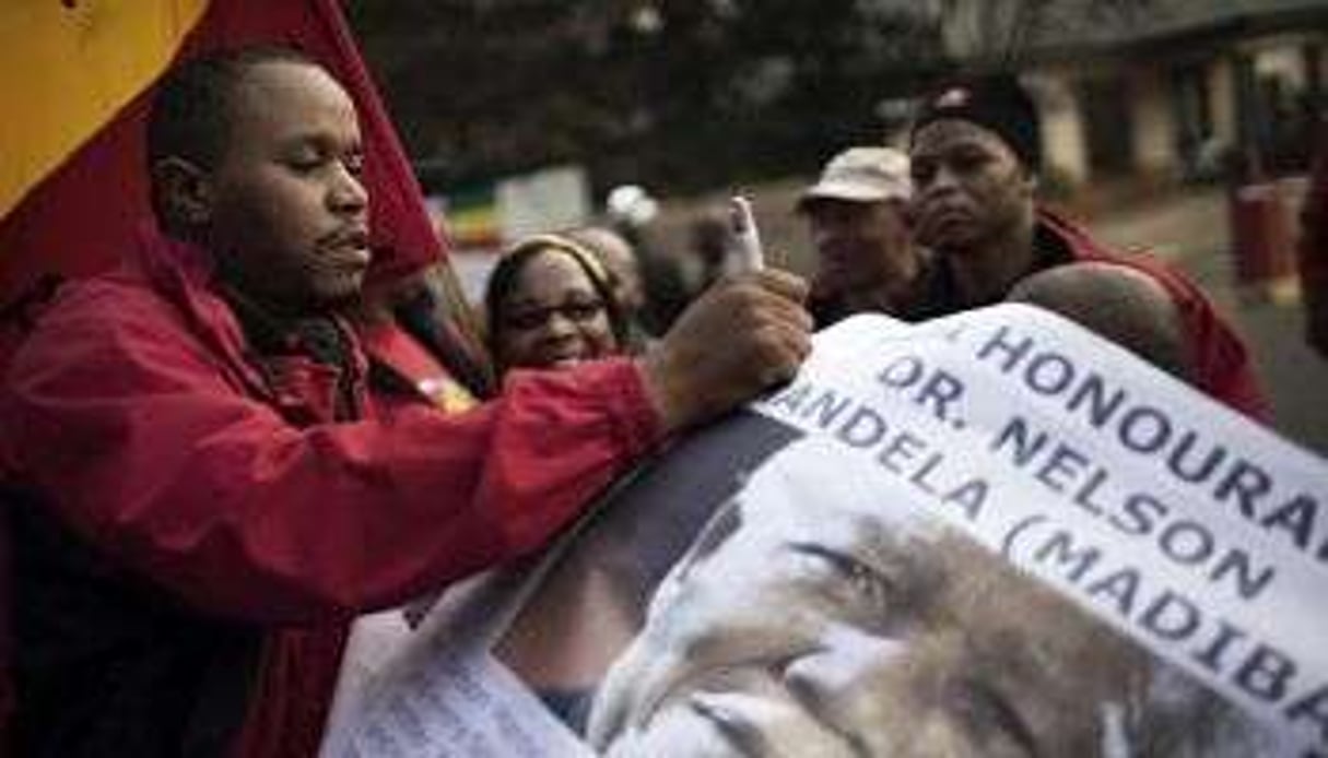 Un mineur présent devant le Medi Clinic Heart hospital de Pretoria. © AFP