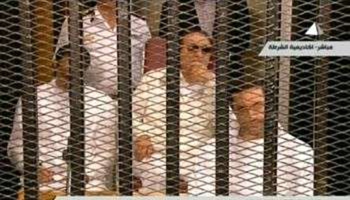 Capture d’écran de la TV égyptienne de Hosni Moubarak entre ses fils Gamal et Alaa l. © AFP