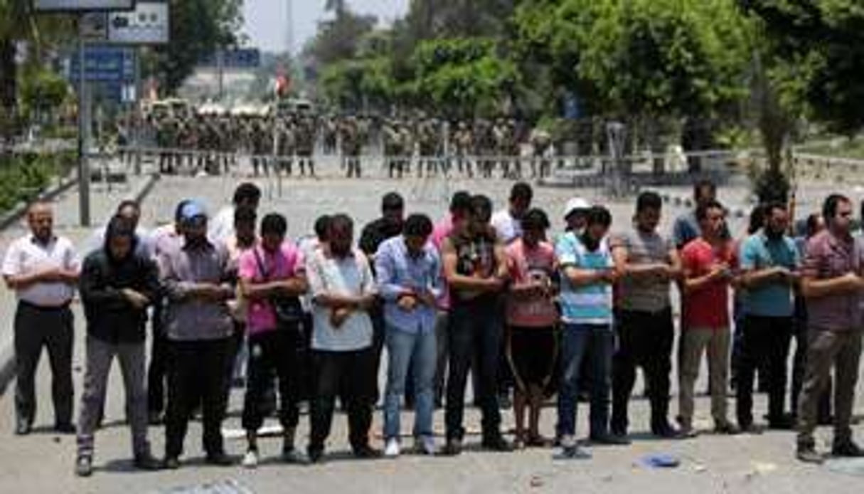 Des pro-Morsi se recueillent devant le bâtiment de la Garde républicaine au Caire, le 8 juillet. © Mahmud Hams