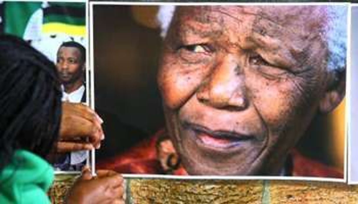 Portait de Nelson Mandela affiché sur les murs d’un lycée du Cap. © AFP