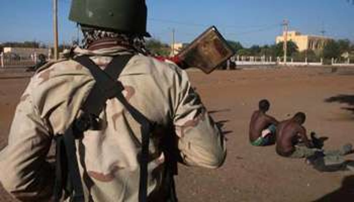 Un soldat malien pendant l’intervention contre les groupes rebelles et jihadistes en février 2013. © AFP