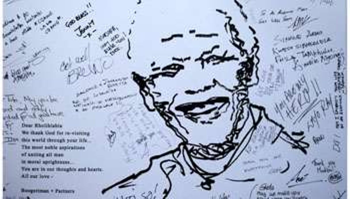 Messages de soutien à Madiba sur un mur devant la clinique où il est hospitalisé, à Pretoria. © AFP.