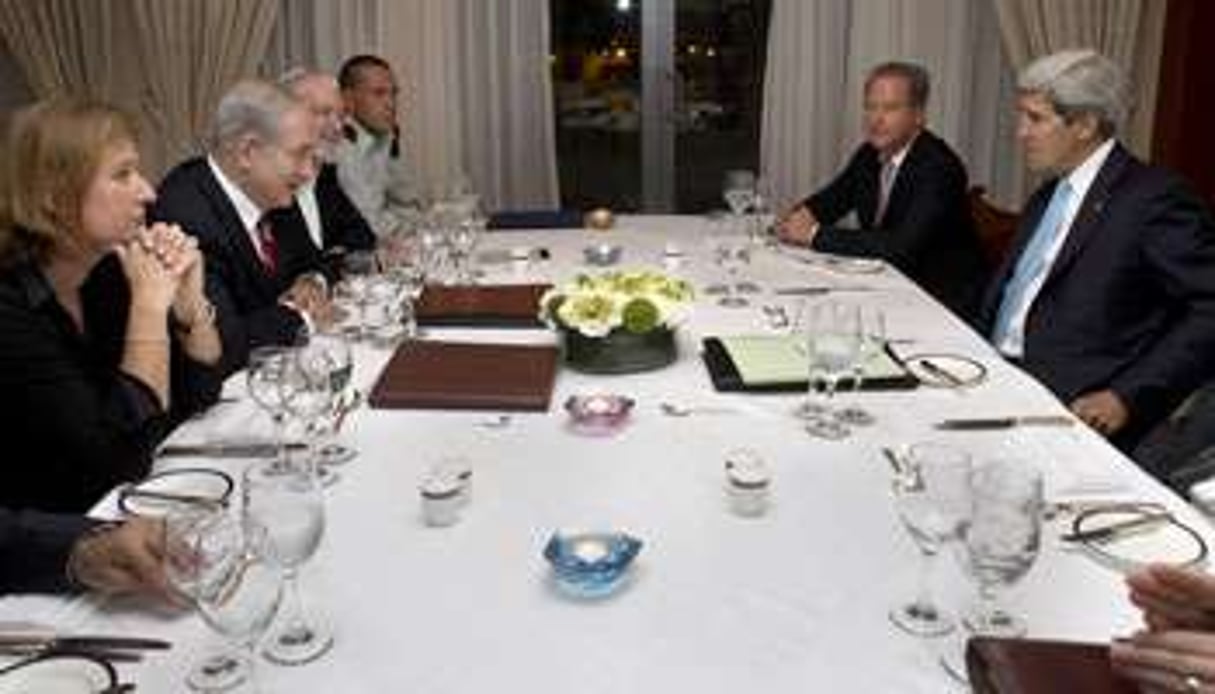 Lors d’un dîner avec le Premier ministre israélien (à g.) le 29 juin à Jérusalem. © Jacquelyn Martin / POOL / AFP