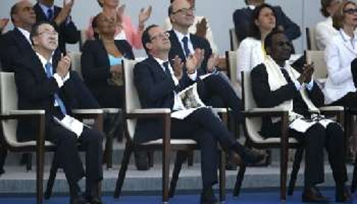 Le président François Hollande et le président malien Dioncounda Traore, aux Champs-Elysées, le © AFP