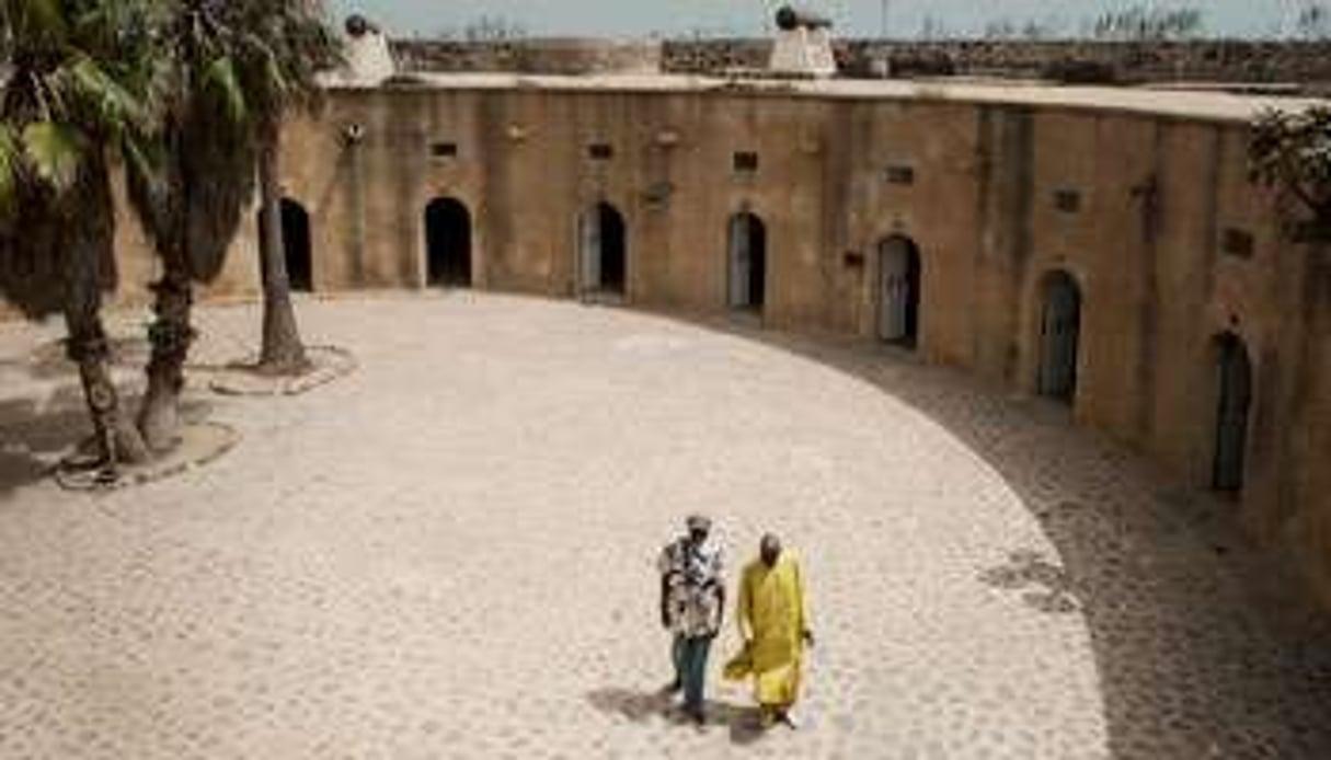 Dialo Diop et Ibrahim Paye, dit Jacky (à g.), deux anciens détenus, sont revenus sur les lieux de © Sylvain Cherkaoui pour J.A.