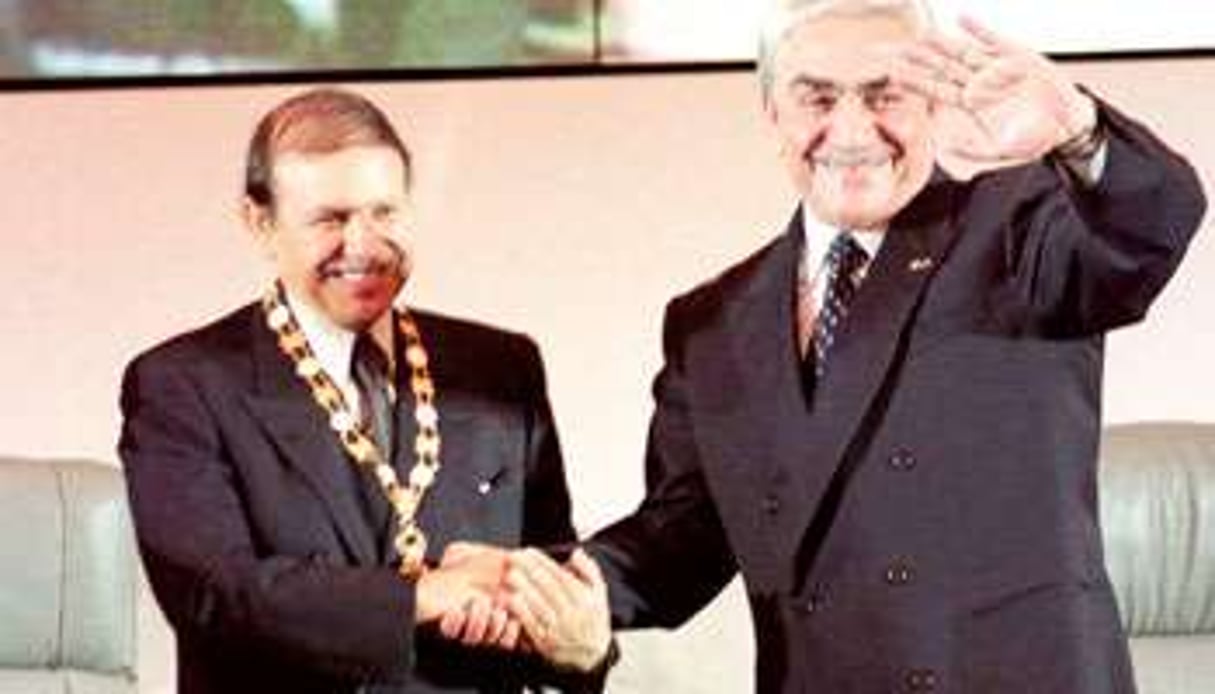 Liamine Zéroual (à dr.) et Abdelaziz Bouteflika, le lendemain de son investiture le 28 avril 1999. © New press/SIPA