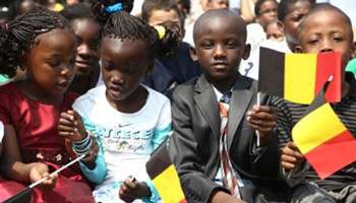 Des élèves de l’école belge à Kinshasa attendent la visite du roi Albert II, le 29 juin 2010. © AFP