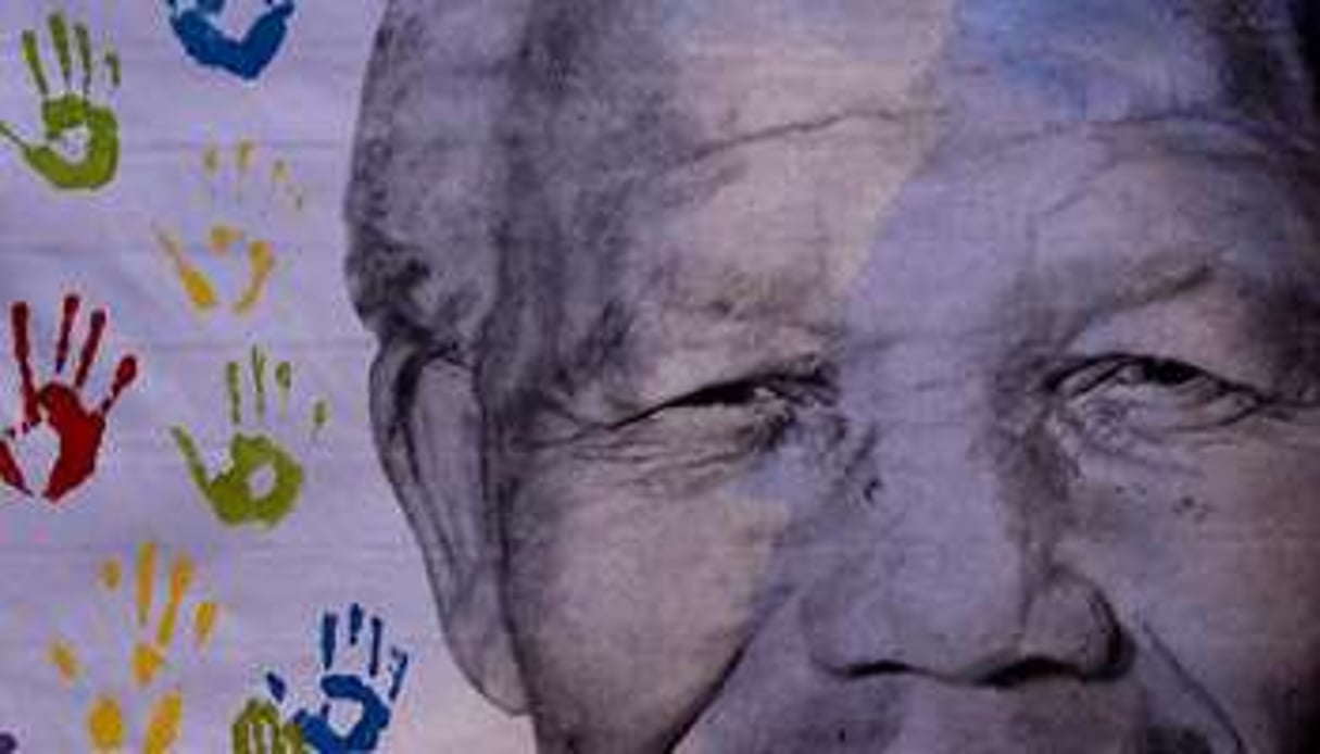 Portrait de Nelson Mandela devant l’établissement où il est soigné, le 18 juillet 2013. © Stephane De Sakutin/AFP