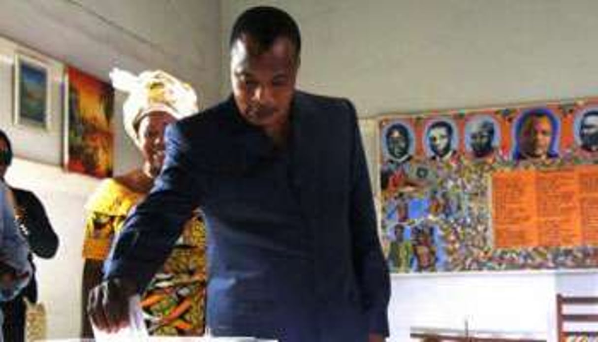 Le président congolais Denis Sassou Nguesso vote aux législatives en 2012. © AFP