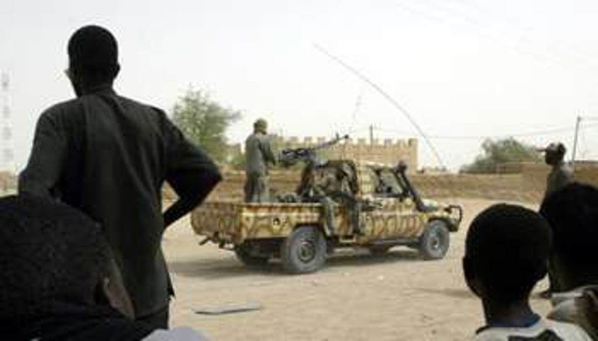 Des soldats maliens patrouillent dans les rues de Kidal. © AFP