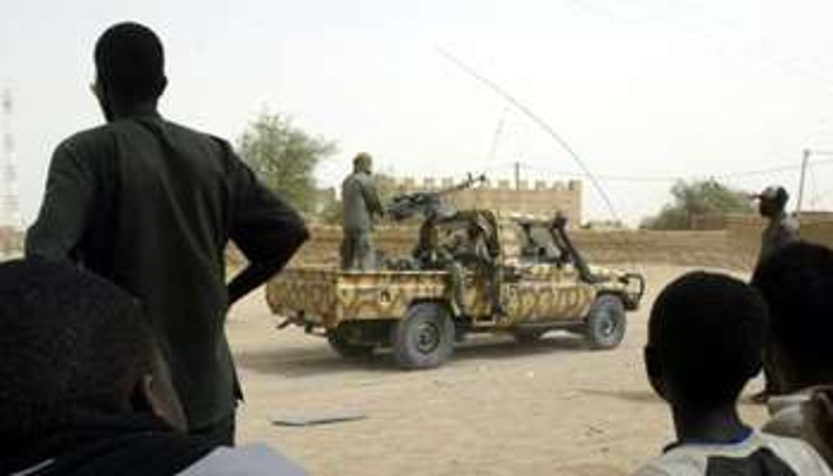 Des soldats maliens patrouillent dans les rues de Kidal, le 27 mai 2006. © AFP